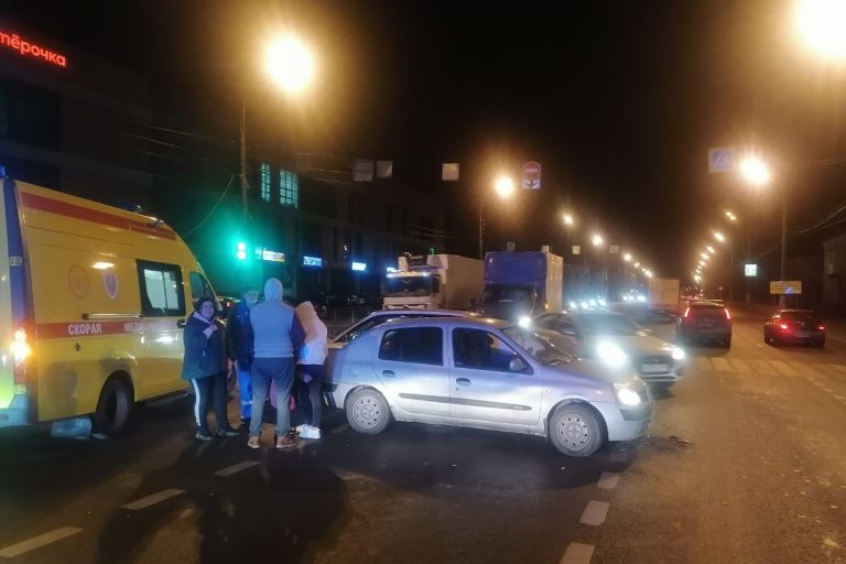 В Твери при столкновении двух машин пострадала девочка