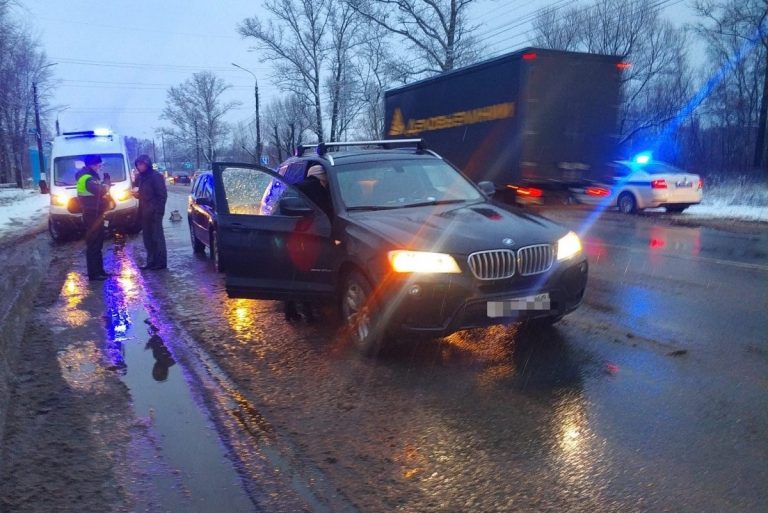На Московском шоссе в Твери столкнулись BMW и Ford
