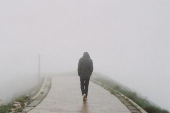 В Тверской области ищут молодого мужчину в черном, нуждающегося в медицинской помощи