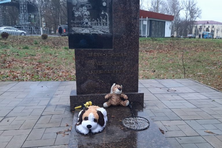 В День доброты у памятника детям-узникам концлагерей в Ржеве появились мягкие игрушки