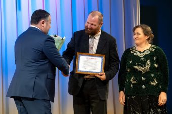 Игорь Руденя наградил многодетных мам и победителей конкурса «Лучшее семейное подворье»