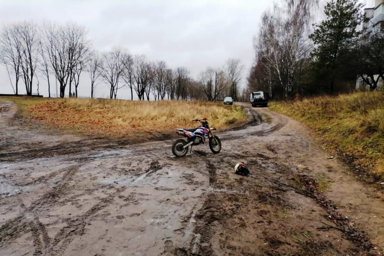 В Тверской области на грязной дороге разбился  мотоциклист
