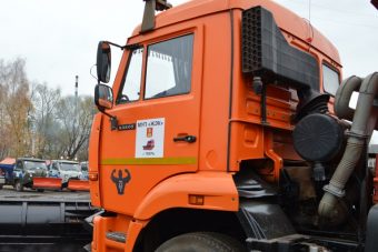 В Твери бороться со снегом и гололедицей вышли 15 единиц спецтехники и 130 дворников