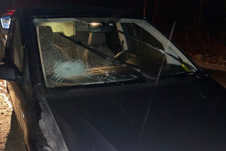 Ночью под Тверью мужчина переходил дорогу и оказался под колесами автомобиля
