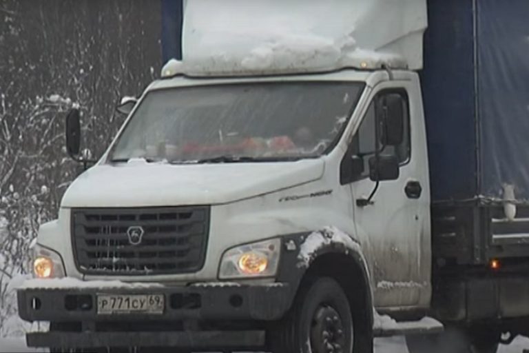 Дальнобойщик из Тверской области 5 дней живет в сломанном автомобиле под Мурманском