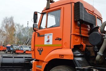 В Твери 30 машин чистят дороги и обрабатывают противогололедными материалами