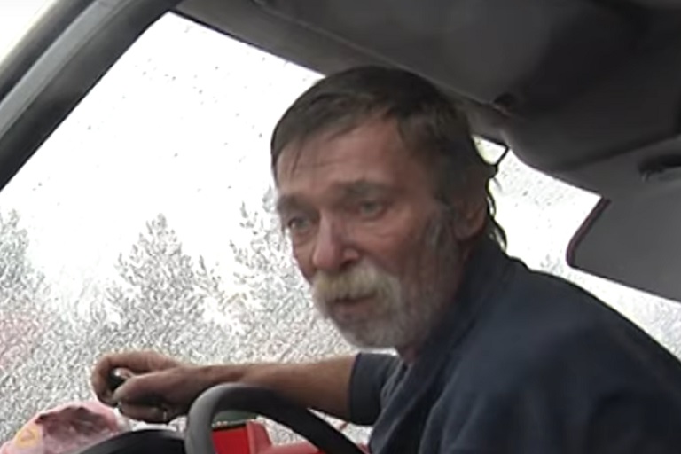 Дальнобойщик из Тверской области 5 дней живет в сломанном автомобиле под Мурманском