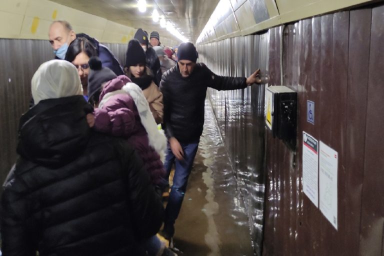 Подземный переход железнодорожного вокзала напомнил жителям Твери венецианский канал