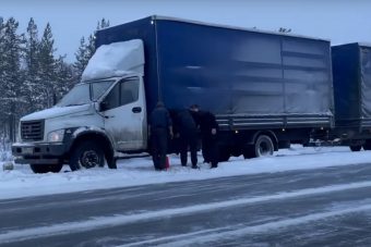 Дальнобойщик из Тверской области 5 дней живет в сломанном автомобиле под Мурманском Дальнобойщик из Тверской области 5 дней живет в сломанном автомобиле под Мурманском
