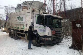 В Твери неуправляемый мусоровоз придавил водителя