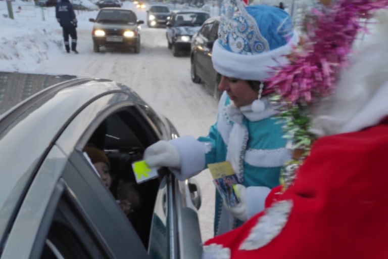 Дед Мороз со Снегурочкой средь бела дня останавливали автомобили и пешеходов в Удомле