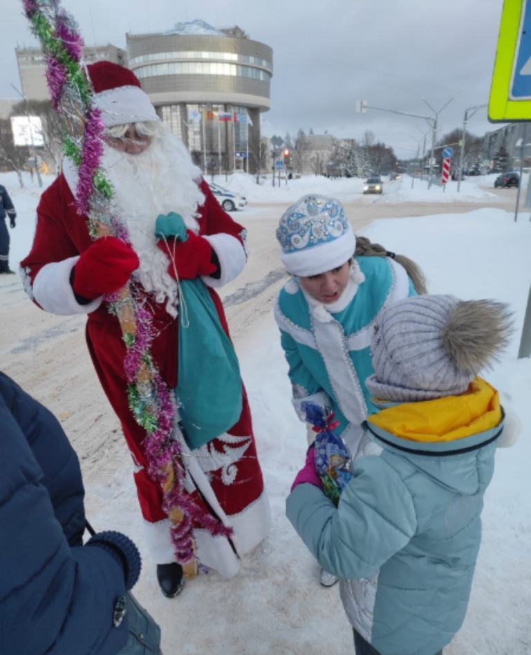 Дед Мороз со Снегурочкой средь бела дня останавливали автомобили и пешеходов в Удомле