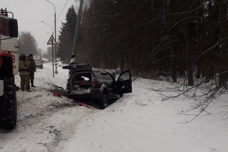 В Конаковском районе спасатели вытащили водителя из авто, въехавшего в столб