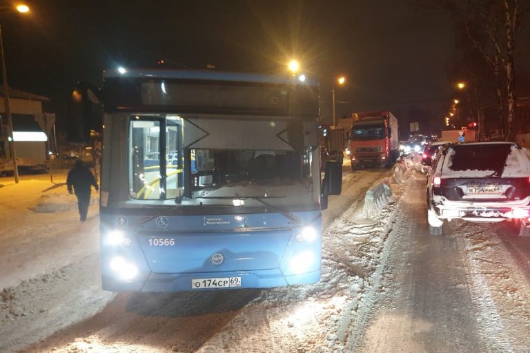 Застрявший автобус стал причиной транспортного затора в Твери