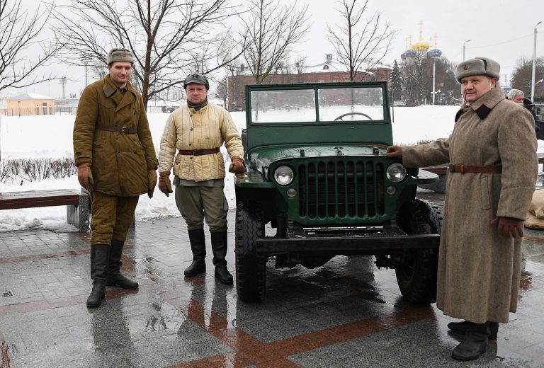 В День 80 годовщины освобождения Калинина в Твери возложили цветы к Обелиску Победы