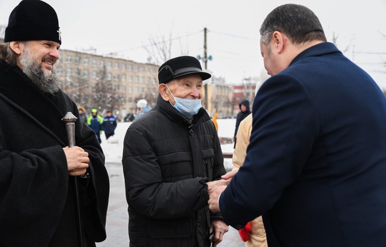 В День 80 годовщины освобождения Калинина в Твери возложили цветы к Обелиску Победы