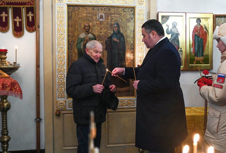 В День 80 годовщины освобождения Калинина в Твери возложили цветы к Обелиску Победы