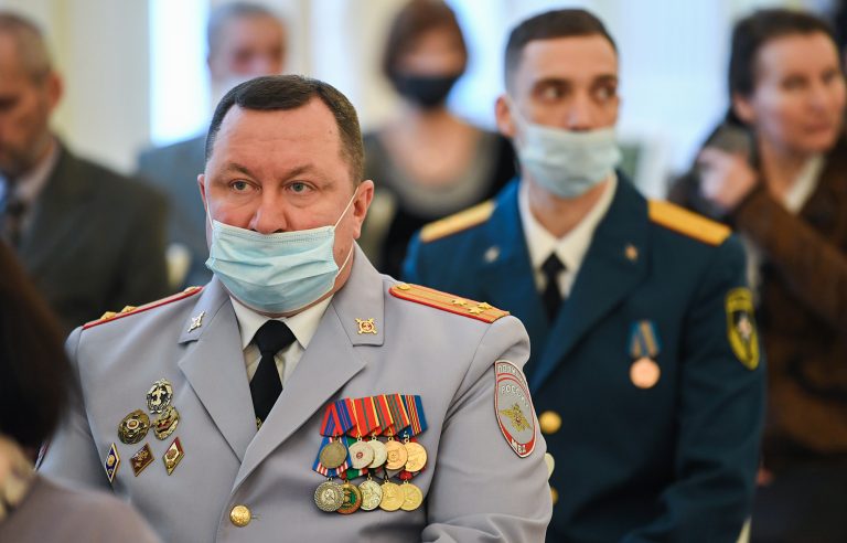 В преддверии Дня Конституции РФ губернатор Игорь Руденя вручил награды жителям региона