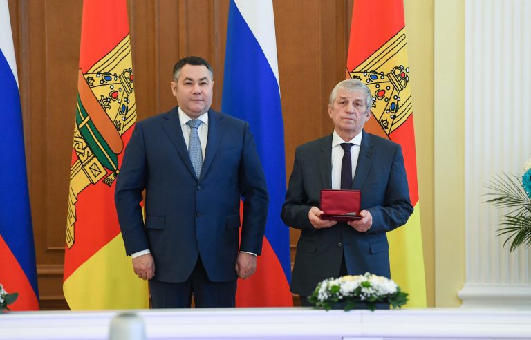 В преддверии Дня Конституции РФ губернатор Игорь Руденя вручил награды жителям региона