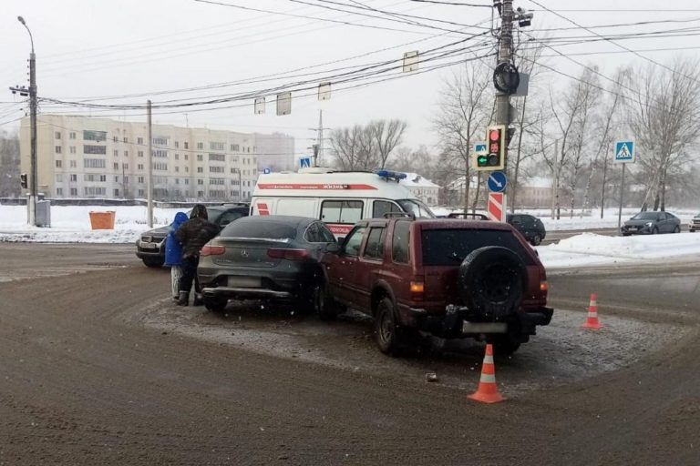 Женщина пострадала при столкновении иномарок в Московском районе Твери