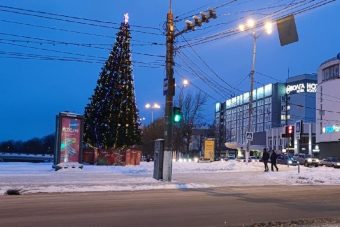 В Центральном районе Твери накренилась одна из праздничных елей