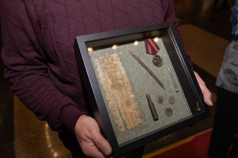 Смертный медальон погибшего под Ржевом красноармейца вручили родным