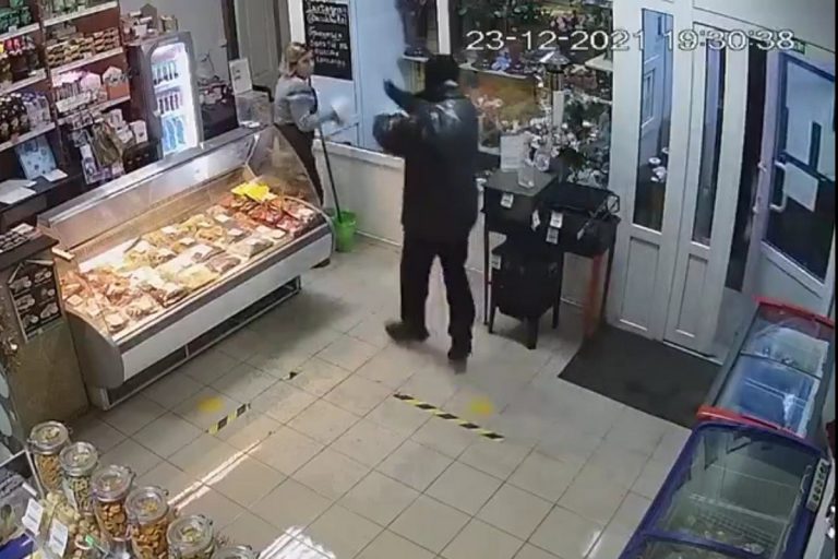 Мужчина в балаклаве грабит магазины в микрорайоне Мигалово в Твери
