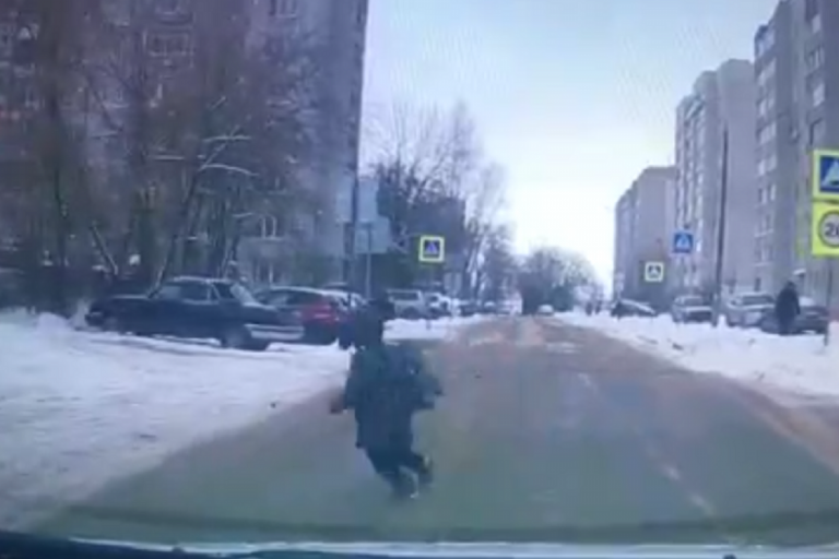 В Твери школьник едва не угодил под автомобиль (видео)