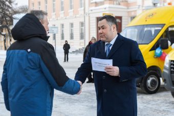 Губернатор Игорь Руденя передал школам Верхневолжья 39 школьных автобусов, пожарным – новую спецтехнику