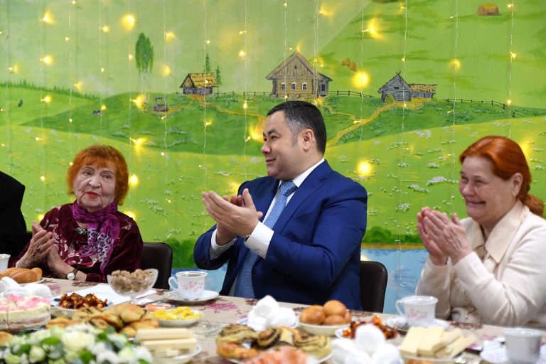 Игорь Руденя поздравил с наступающим Новым годом и Рождеством постояльцев Тверского геронтологического центра