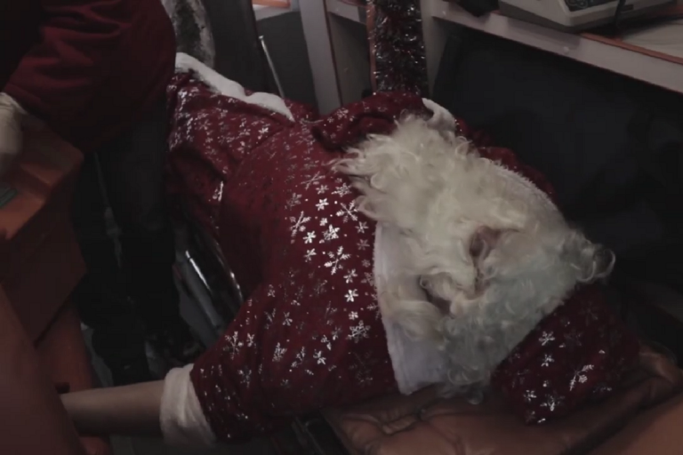 В Тверской области врачи "скорой" сняли ролик о Деде Морозе, заразившемся коронавирусом