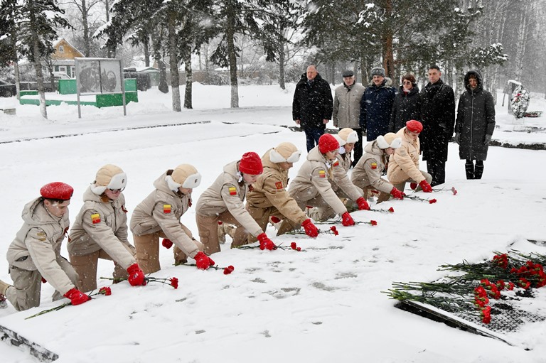 Сергей Голубев возложил цветы к Мемориалу «Московская гора» в Зубцове