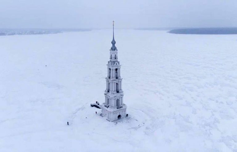 Реставрация знаменитой затопленной колокольни в Тверской области завершена