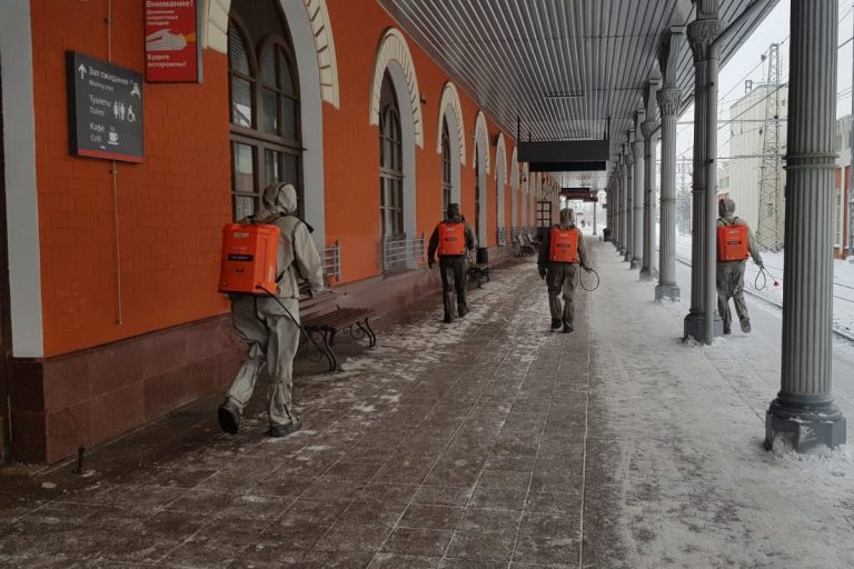 На железнодорожном вокзале в Твери замечены люди в костюмах химзащиты
