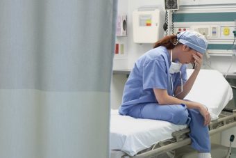 Медсестру в Тверской области лишили возможности получения страховки за заражение коронавирусом