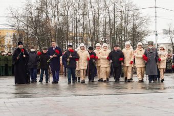 В День 80 годовщины освобождения Калинина в Твери возложили цветы к Обелиску Победы
