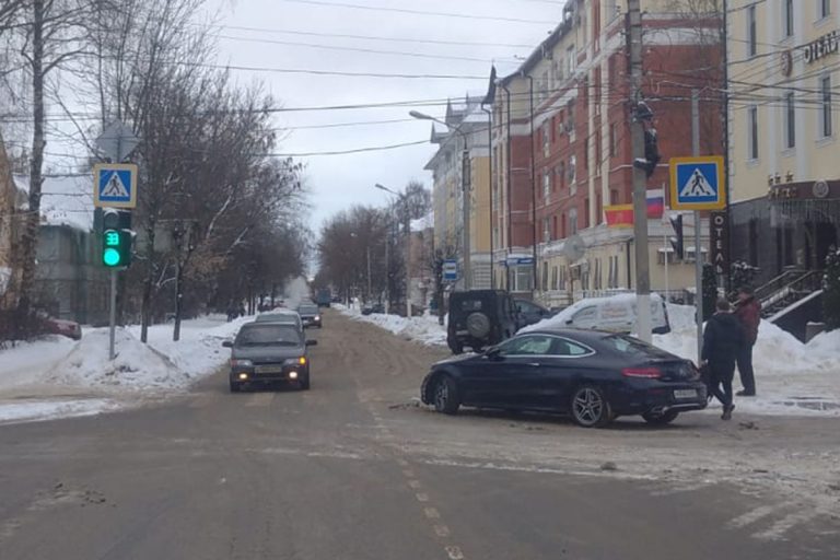 В столкновении Mercedes с УАЗом в Твери пострадала женщина