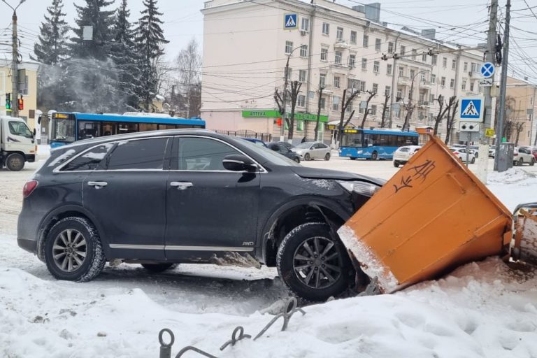 Иномарка в центре Твери сбила женщину на тротуаре