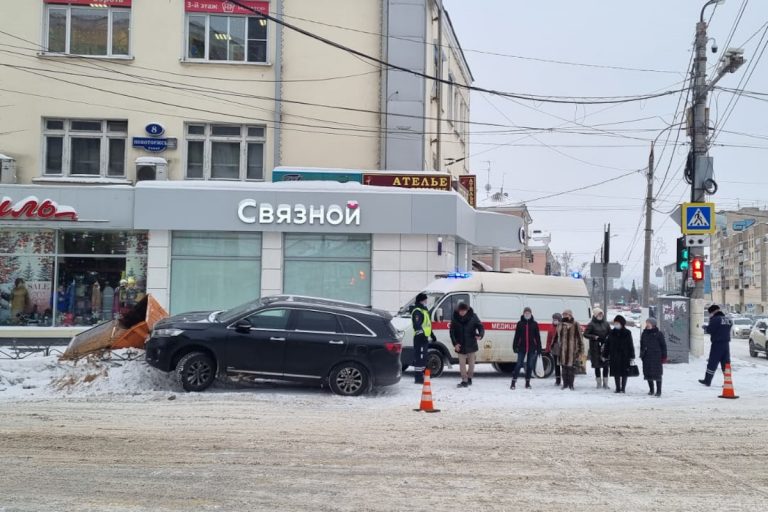 Иномарка в центре Твери сбила женщину на тротуаре