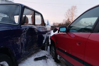 Один человек пострадал при столкновении ВАЗа и Audi в Тверской области