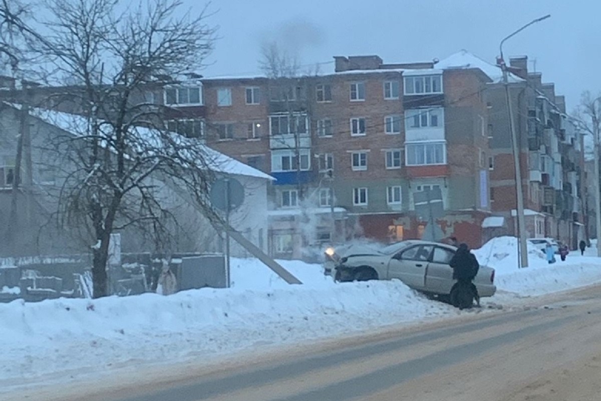 В Тверской области легковушка снесла столб