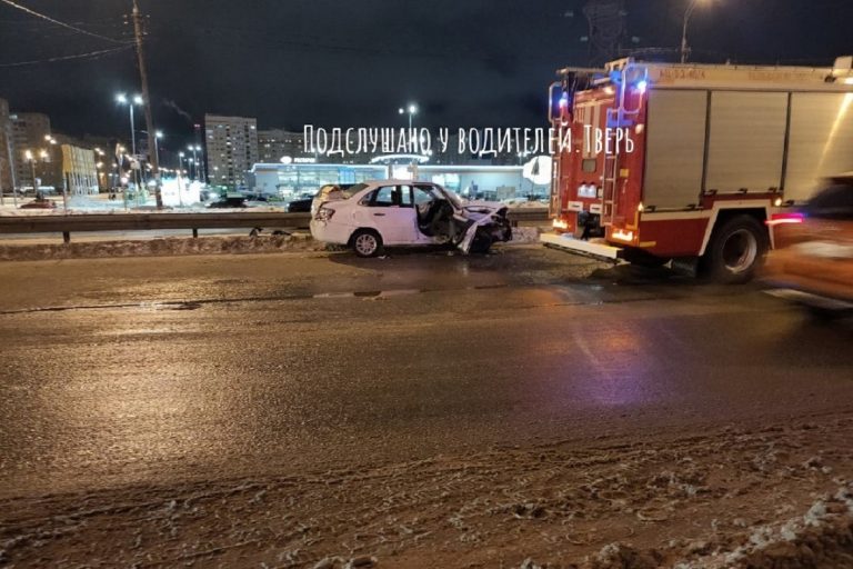 На Октябрьском проспекте в Твери столкнулись Toyota Camry и Лада Гранта