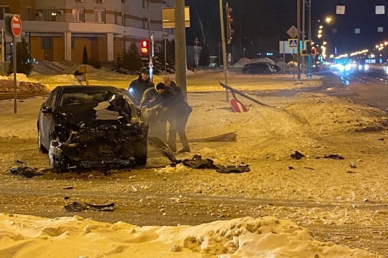 На Октябрьском проспекте в Твери столкнулись Toyota Camry и Лада Гранта