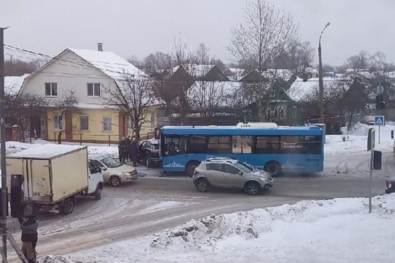 На Бурашевском шоссе в Твери столкнулись автобус и легковушка