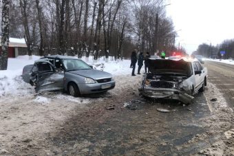 В Твери в лобовом ДТП пострадали три человека