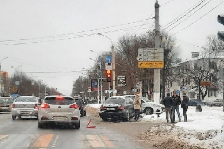 На Петербургском шоссе в Твери столкнулись иномарки
