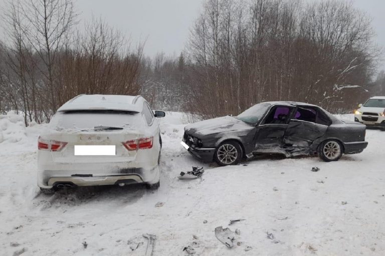 Три человека пострадали при столкновении BMW и Лады в Тверской области