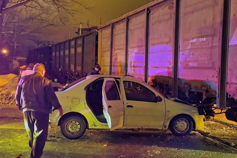 В Пролетарском районе Твери легковушка врезалась в поезд