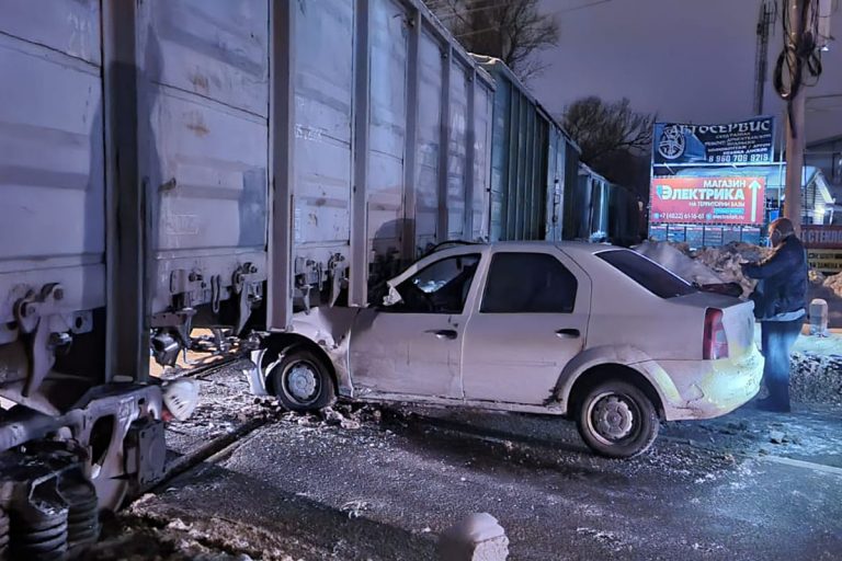 В Пролетарском районе Твери легковушка врезалась в поезд