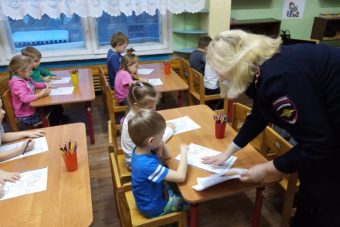 Воспитанников детсада в Удомле навестили инспекторы ГИБДД